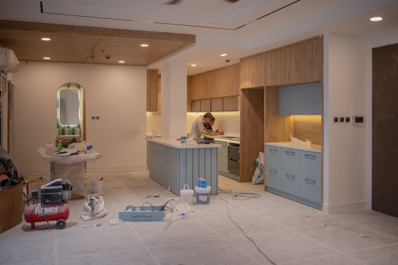 Handwerker beim Einbau einer Küche in einer Wohnung im Umbau