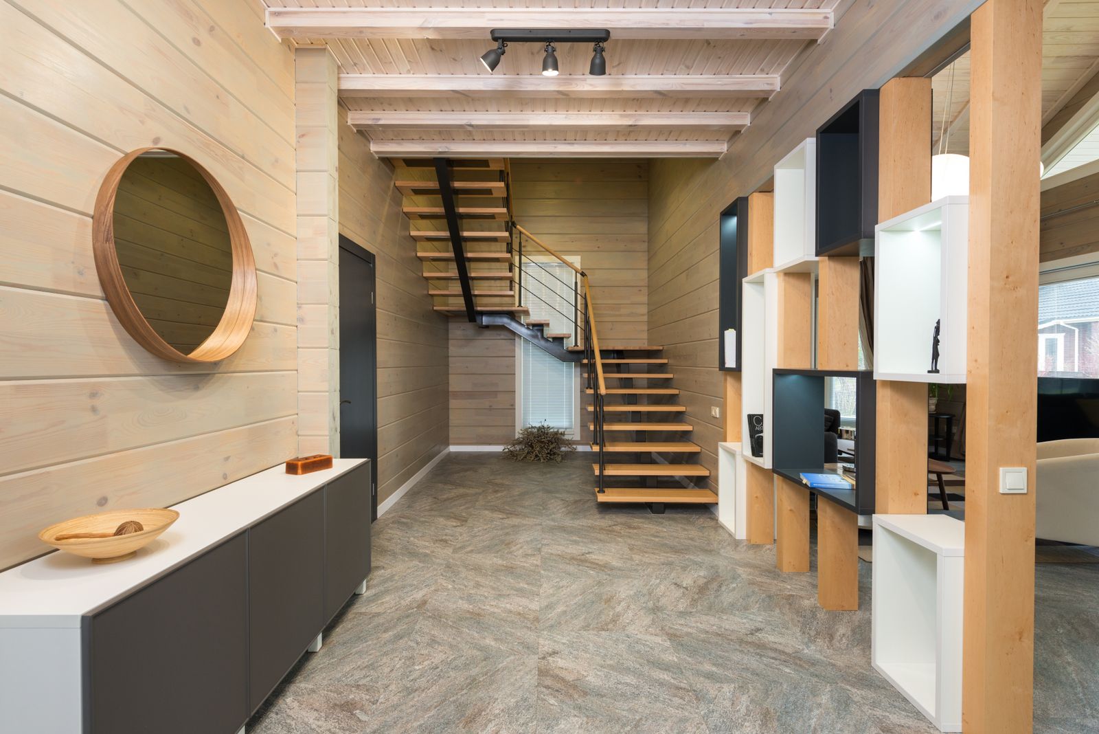 Flur mit Holzverkleidung, Treppe und eingebauten Regalen